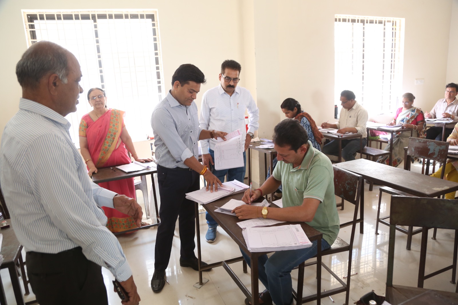 कलेक्टर ने किया मूल्यांकन केंद्र का निरीक्षण