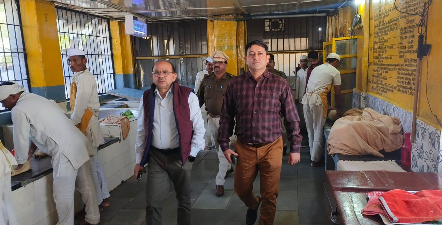 अपर कलेक्टर ने अधिकारियों के साथ किया केंद्रीय जेल का निरीक्षण