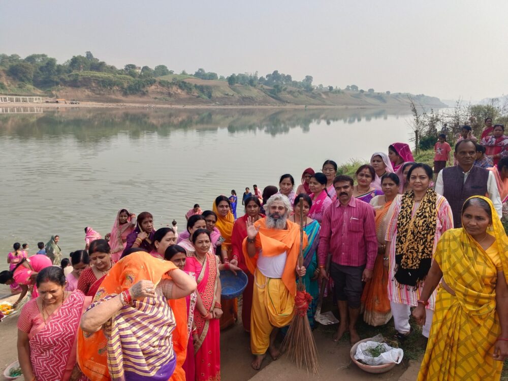 मां नर्मदा केशव गिरी महाराज