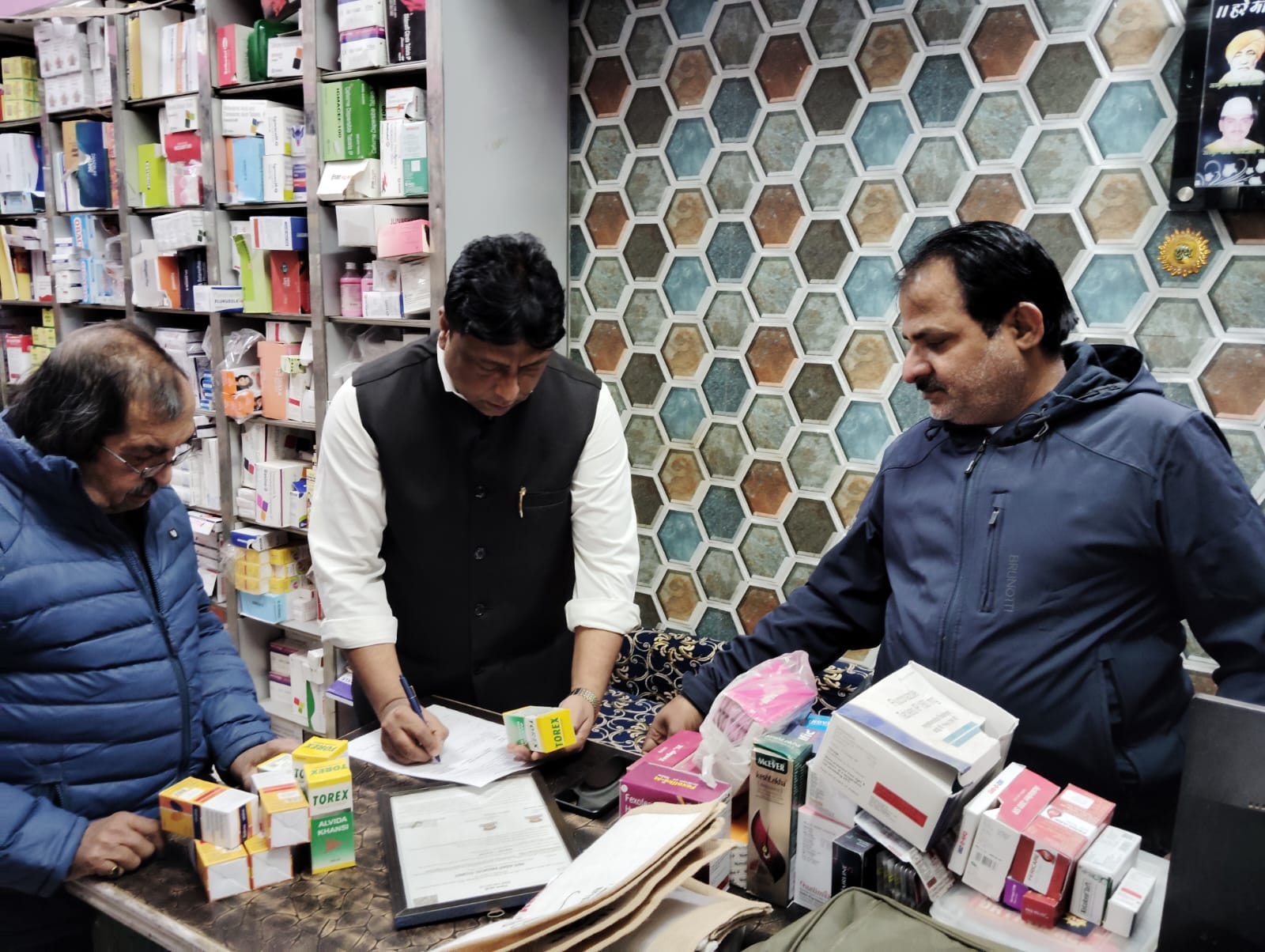 तीन मेडिकल स्टोर्स के लाइसेंस निलंबित