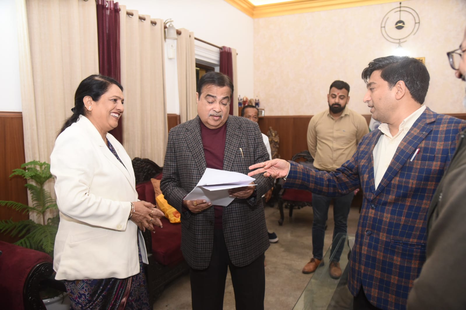 सांसद डॉ. लता वानखेड़े ने नितिन गडकरी को सौंपा मांगपत्र