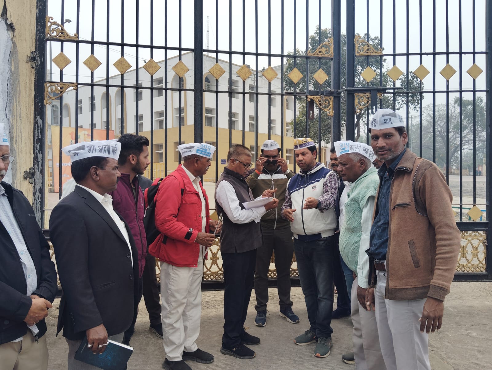 सागर गौरव दिवस मुख्य फ्लैक्स में डॉ. गौर की तस्वीर न होने पर आम आदमी पार्टी ने विरोध प्रदर्शन कर सौंपा ज्ञापन
