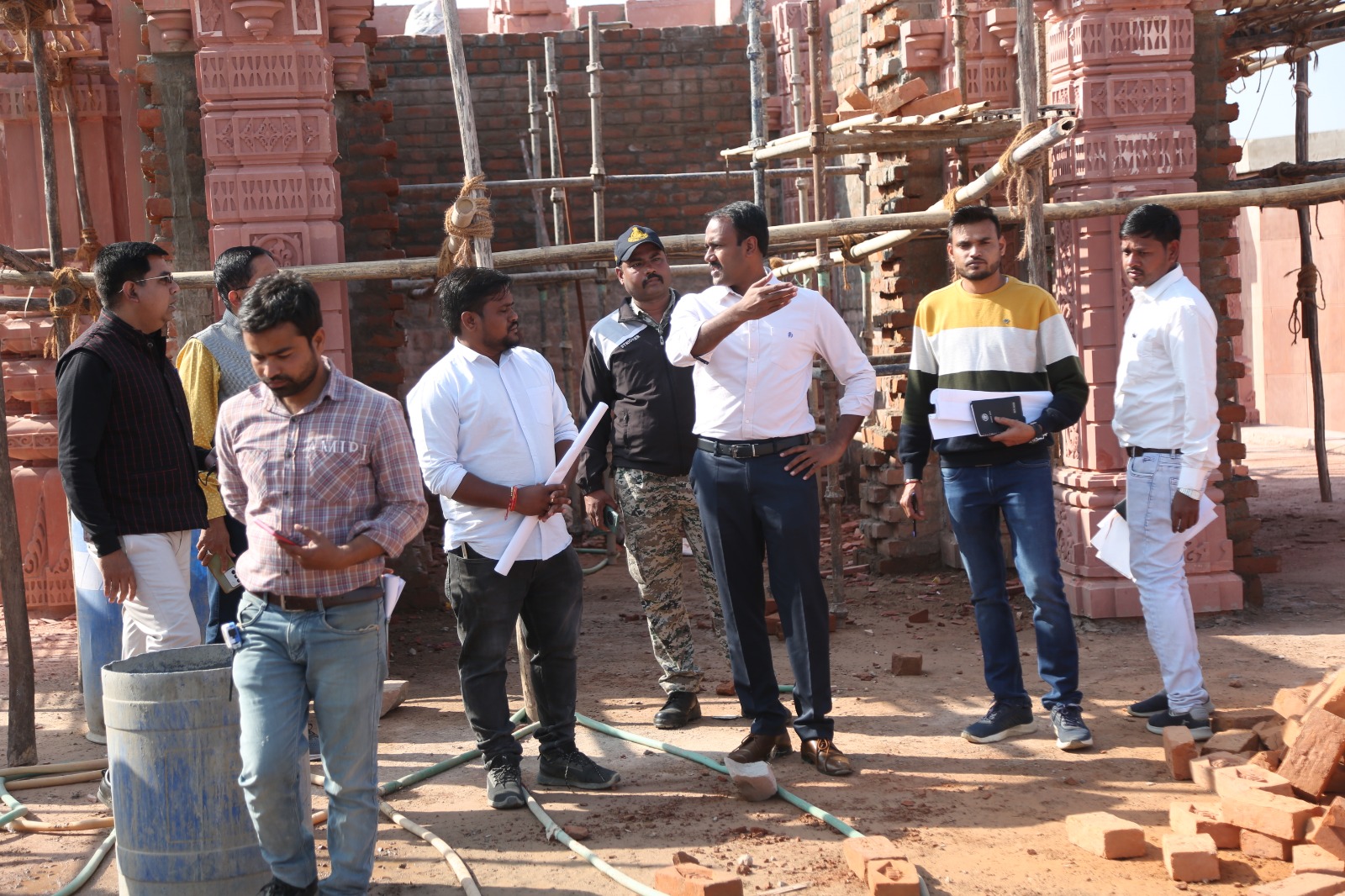 संत रविदास मंदिर का कार्य गुणवत्ता के साथ समय सीमा में पूर्ण करें