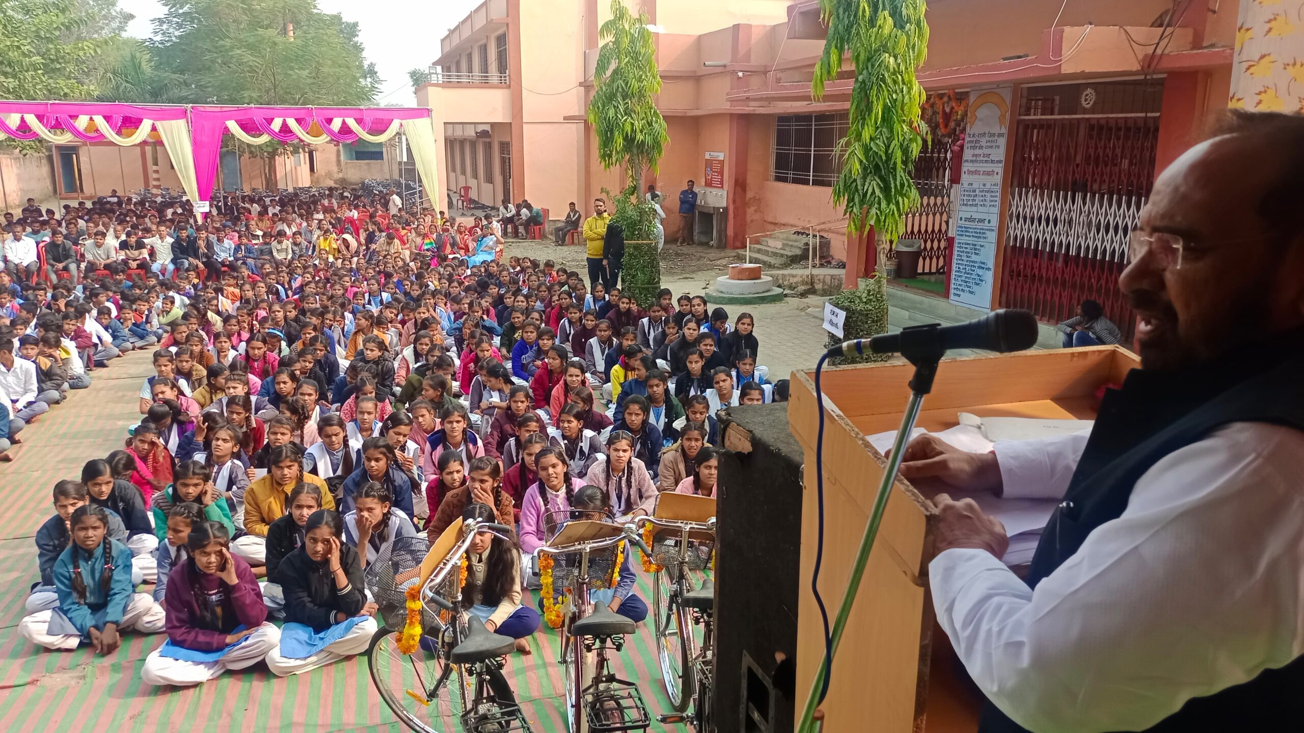 गोपाल भार्गव ने निशुल्क साइकिलों का किया वितरण