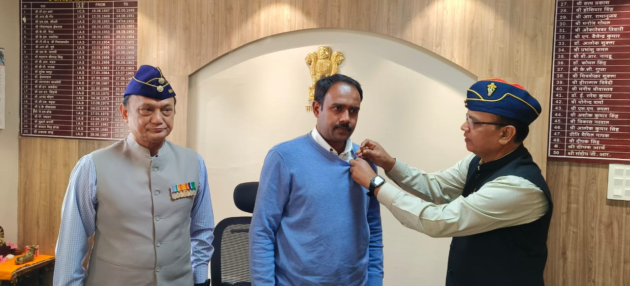 जिला सैनिक कल्याण अधिकारी ने कलेक्टर श्री संदीप जीआर को लगाया प्रतीक ध्वज