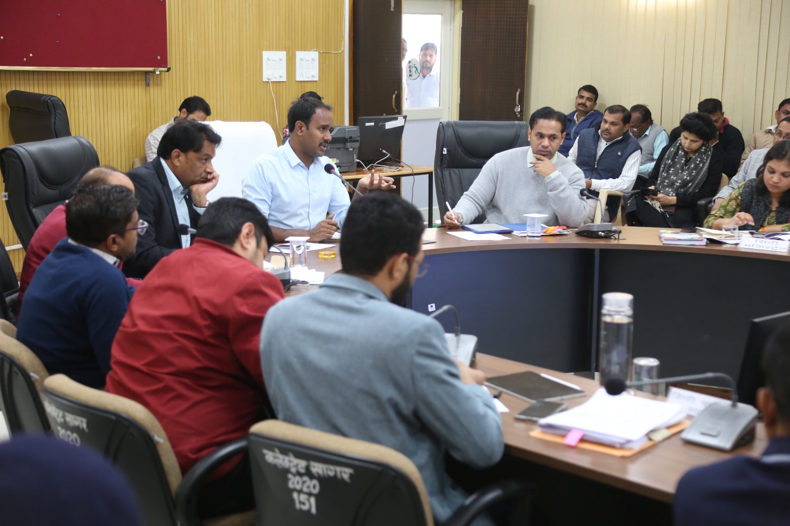 वरिष्ठ वृद्धजनों के आयुष्मान कार्ड बनाने में प्रगति न लाने वाले अधिकारियो पर होगी कड़ी कार्रवाई