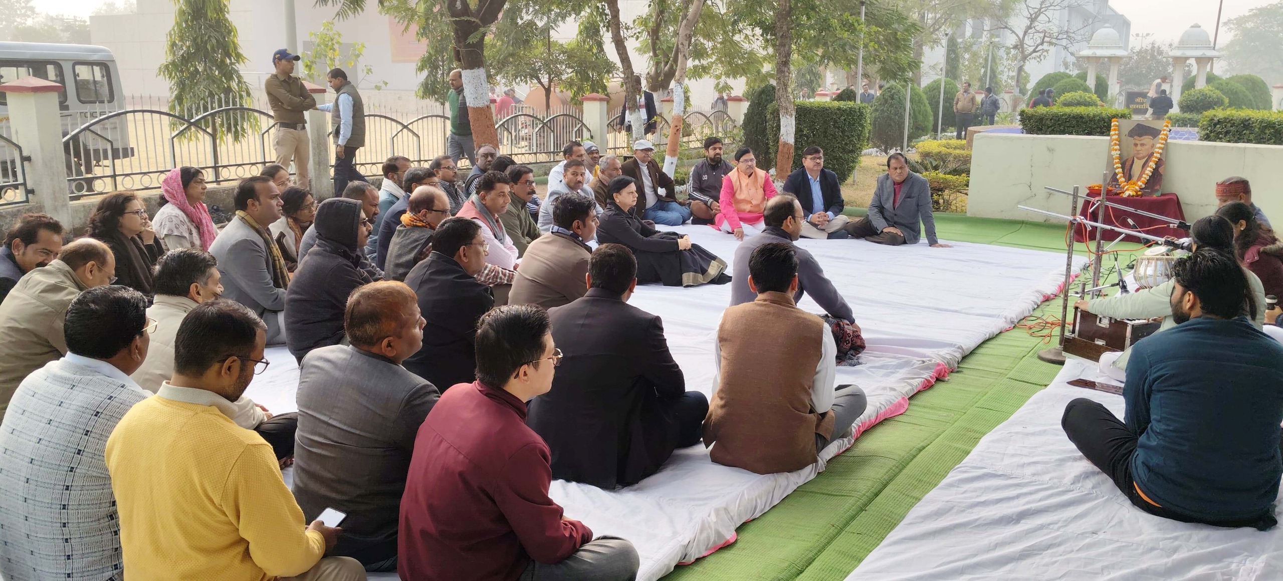 डॉ. गौर की पुण्य तिथि पर भजन प्रस्तुत कर श्रद्धांजलि दी