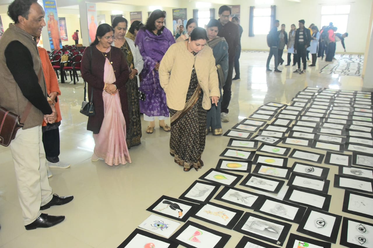 विद्यार्थी अध्ययन के साथ अन्य कलाओं में भी पारंगत हों, कला आत्मविकास का सशक्त माध्यम : अनुश्री जैन