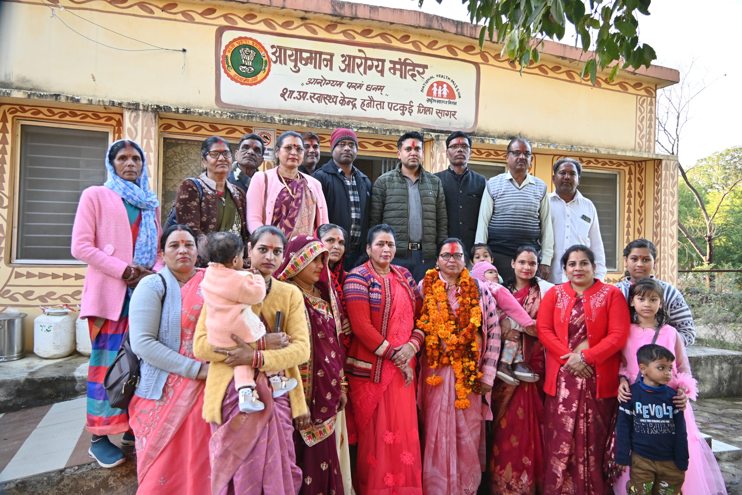 सेक्टर हनोता पटकुई में एएनएम ऊषा रैकवार के सेवानिवृत्ति होने पर बुंदेली अंदाज में विदाई समारोह हुआ आयोजित