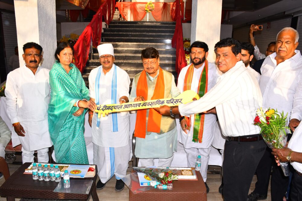 नगरीय विकास एवं आवास मंत्री श्री कैलाश विजयवर्गीय ने डी.डी.काम्पलेक्स का लोकार्पण किया