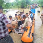 भारी बारिश के कारण जलस्तर बढ़ने से फंसे बच्चों को सुरक्षित निकाला