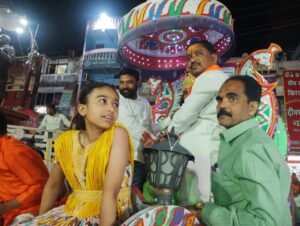 कांग्रेस ने किया रामनवमी चल समारोह का पुष्प वर्षा कर अभिनंदन